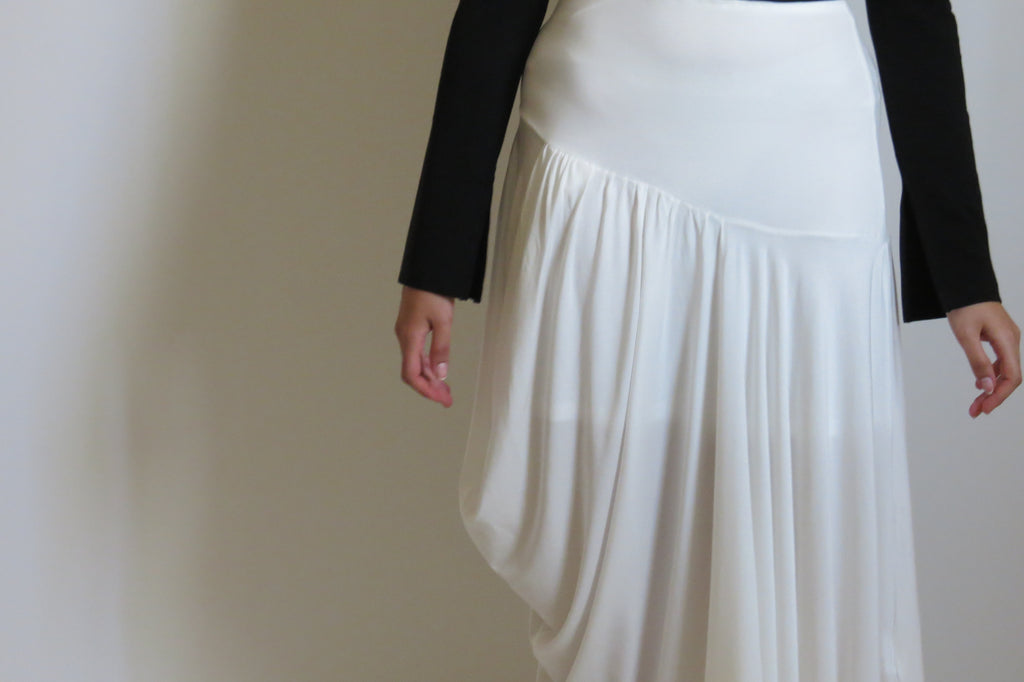 ｄｒａｐｅｄ  ｓｋｉｒｔ
