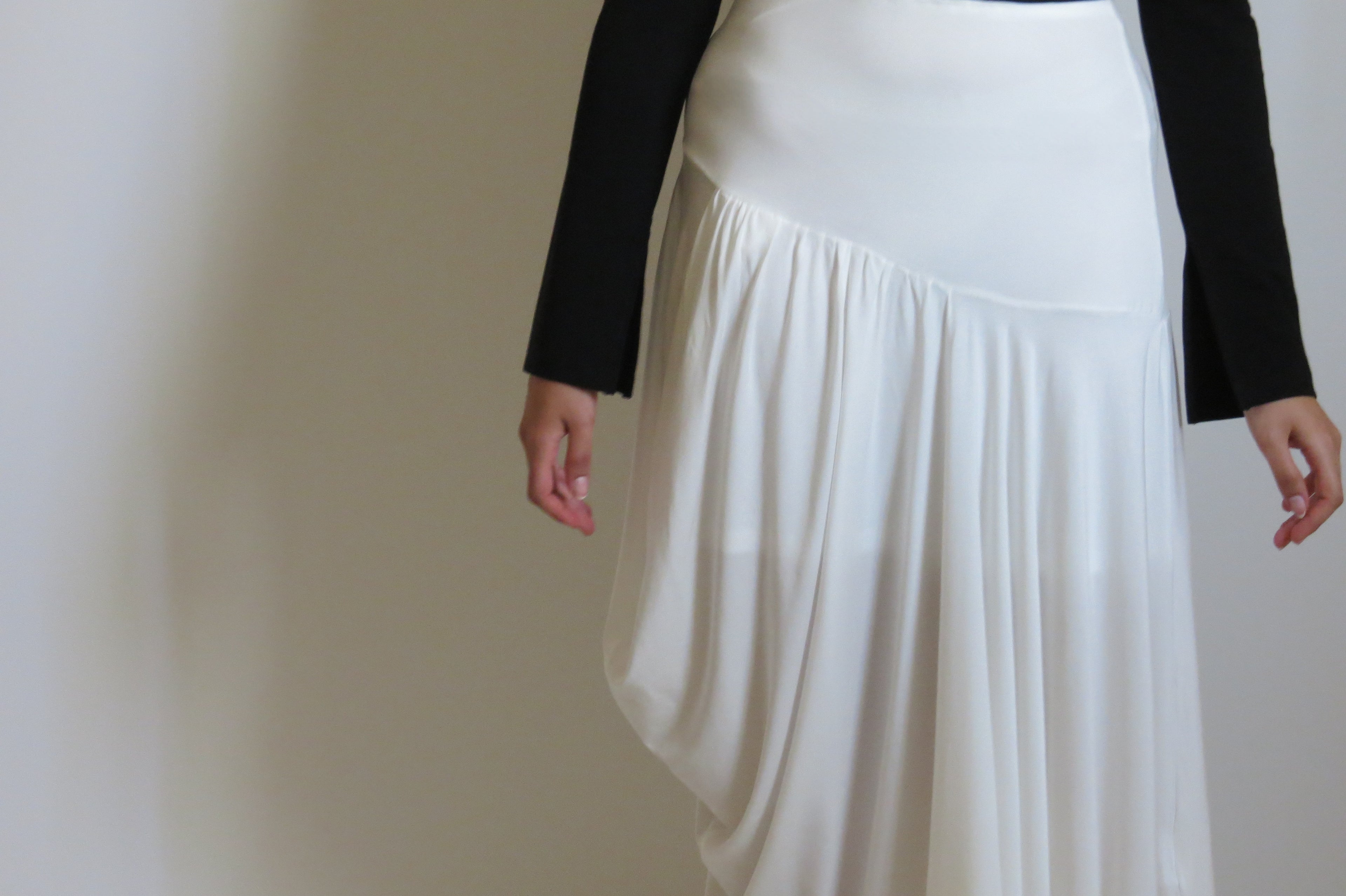 ｄｒａｐｅｄ  ｓｋｉｒｔ